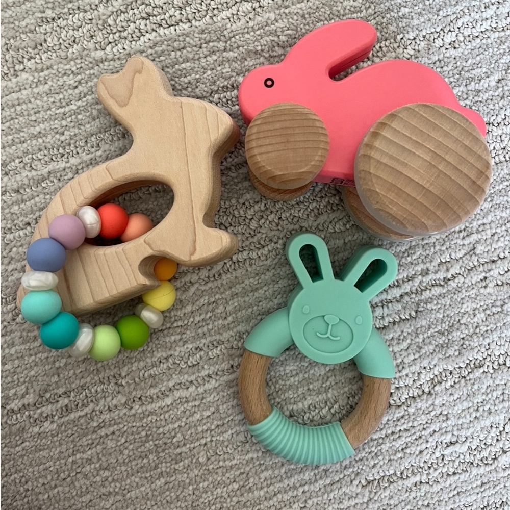 BANNOR TOY, CHEWABLE. BUNNY WOOD TOYS